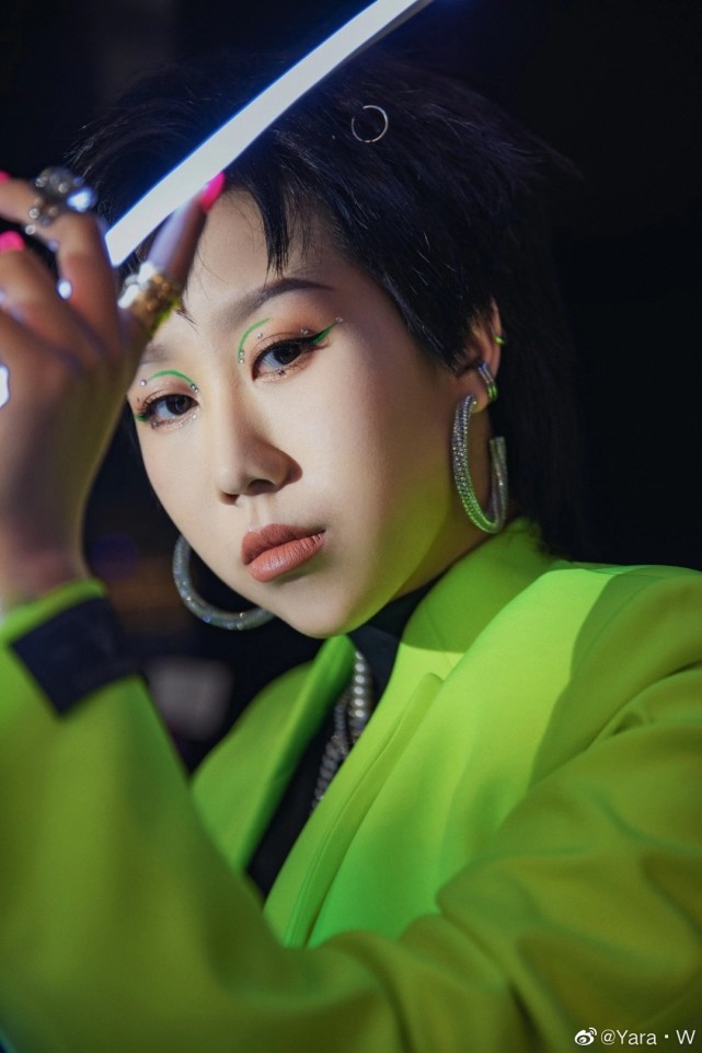 因青2成名的上官喜爱自曝入行多年负债79万靠公司预付金生活