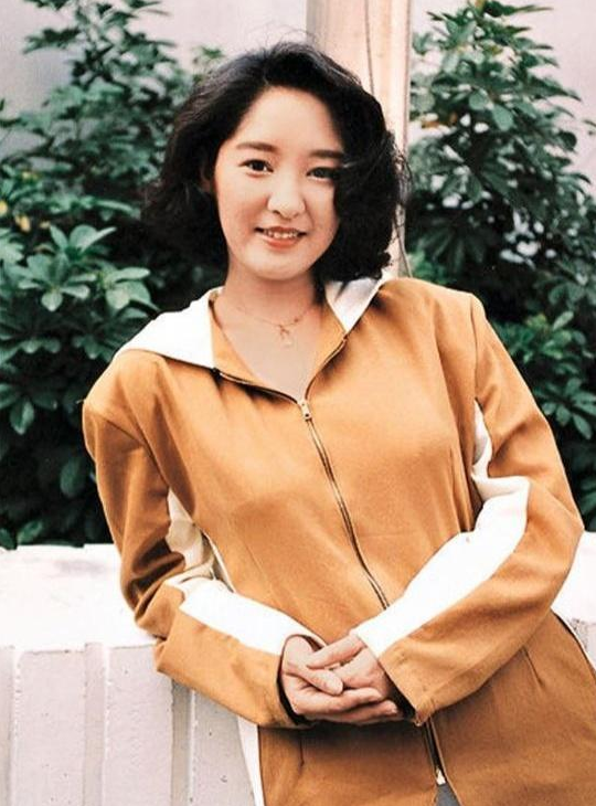 港星雪梨:错过张国荣,爱上徐少强,生下儿女后过得怎样了?