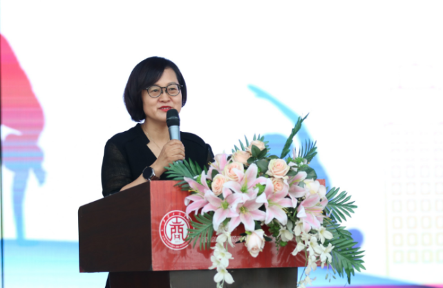 西安工商学院校长叶曲炜介绍说:瑜伽是一门修炼身心的