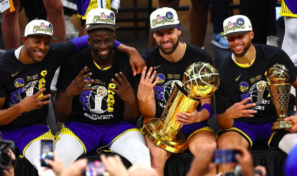 勇士夺冠谁最开心?汤普森仍戴冠军帽外出:合影小球迷 开心比4冠