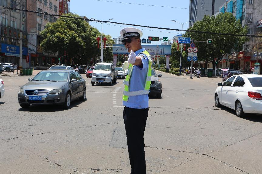 固始交警高温中守岗位成炎炎夏日亮丽风景线