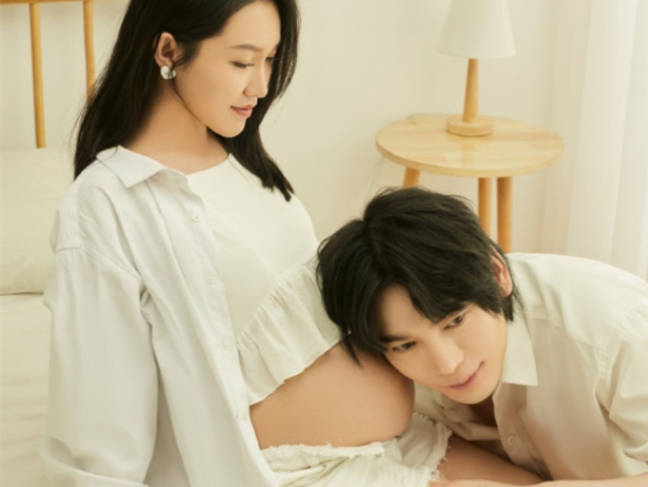 歌手简弘亦父亲节官宣老婆怀二胎一家四口同框好幸福