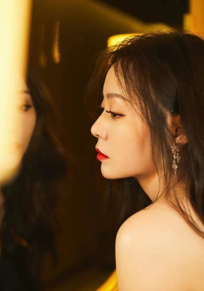 张靓颖瘦下来太美了,黑色修身裙成熟复古,慵懒卷发美得有韵味插图5