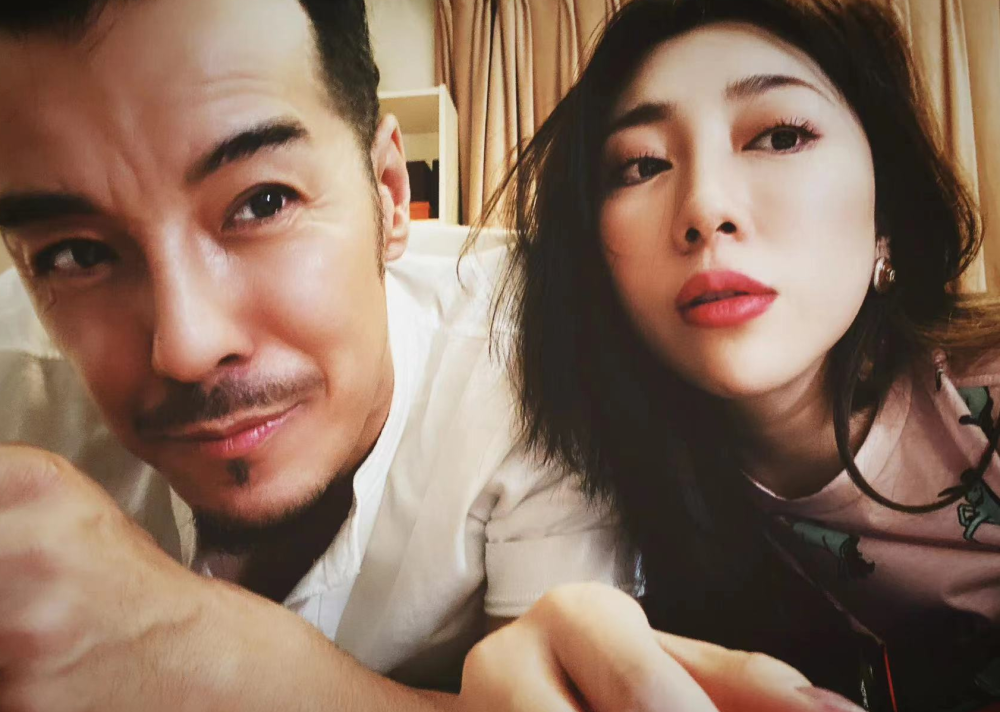 演员海一天娶小9岁二婚妻子婚后生一女一家四口其乐融融