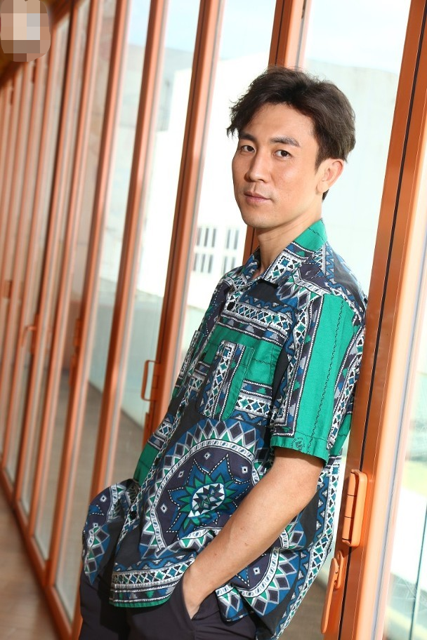 香港影帝狄龙的儿子谭俊彦便晒出全家福,庆祝父亲节.