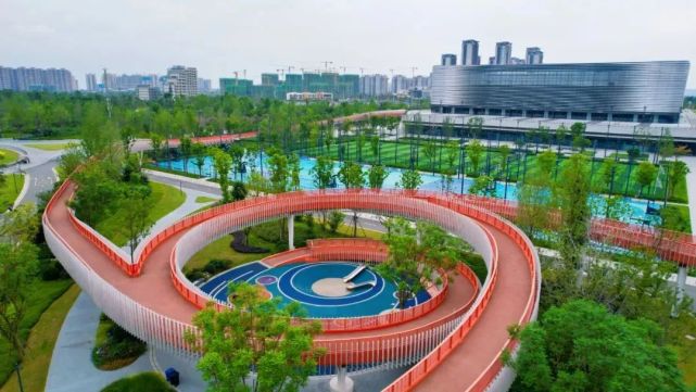 东安湖体育公园里市民可运动健身的地方,包括户外公共区,户外足篮球场