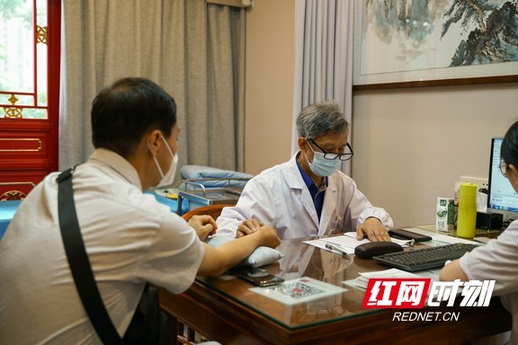 6月18日,19日,北京同仁堂星沙中医馆邀请了20余位名老中医,知名