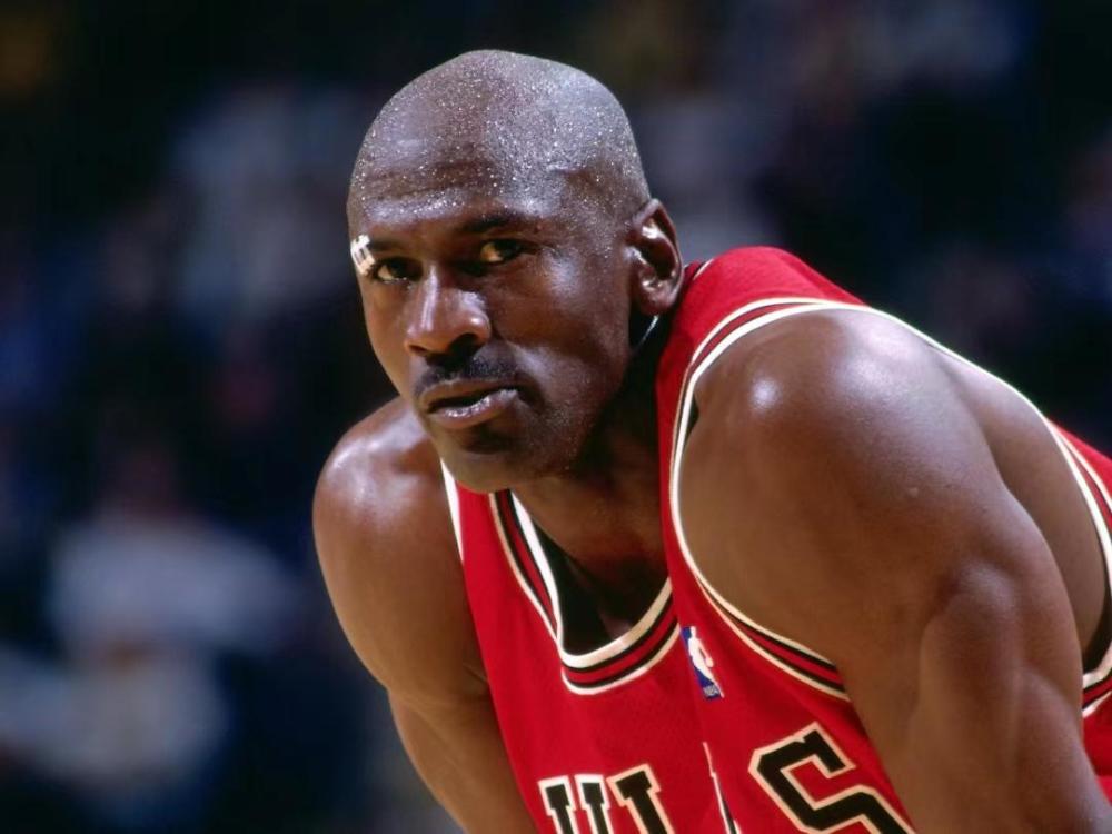 7名nba最伟大的球员图片库里在列为何只有詹姆斯没有穿球衣