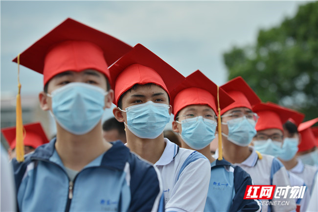 6月19日,湖南省衡阳市衡东县第一中学在田径场上举行"十八而志 强国有