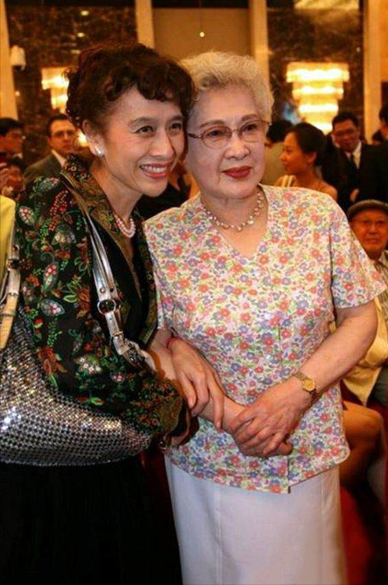 77岁栗原小卷与秦怡同框:穿西服套裙戴珍珠,身材清瘦也优雅气质_腾讯