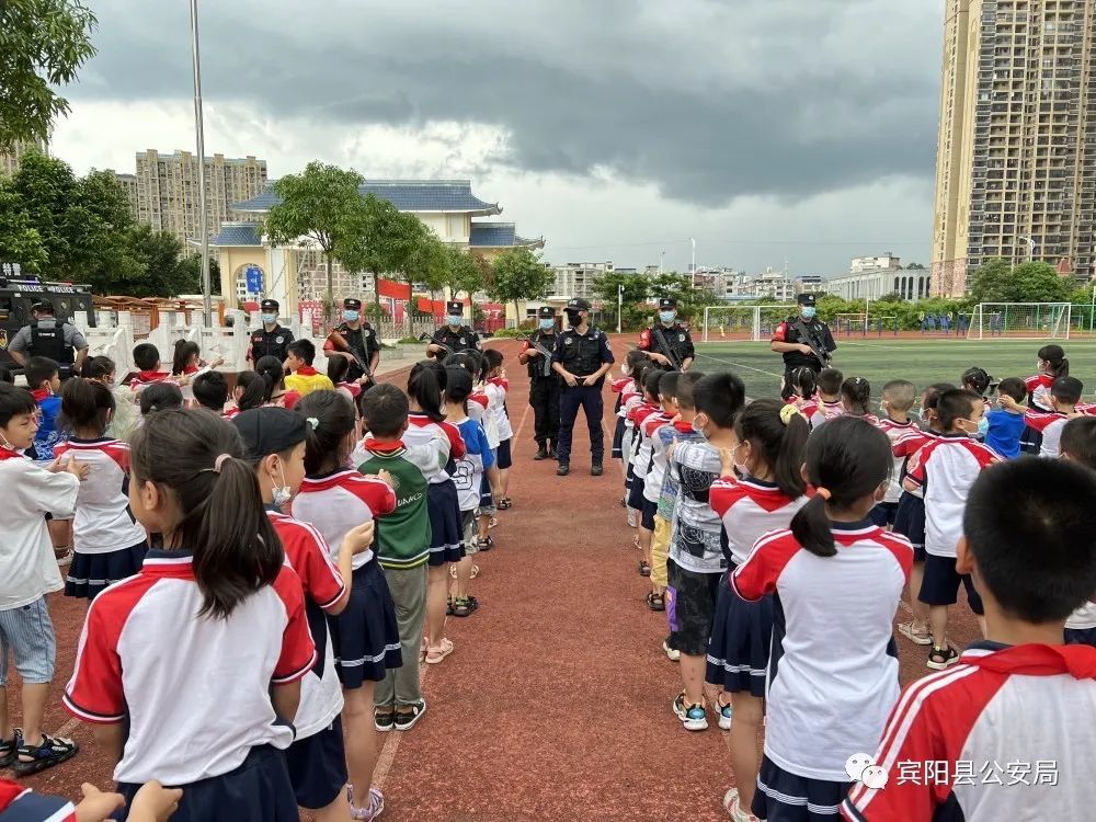 宾阳县公安局特巡警大队民警带着安全知识"大礼包"走进凤凰小学,对