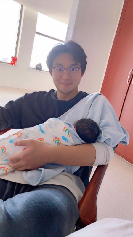 马丽晒照为许文赫庆祝父亲节甜蜜喊话孩儿他爸亲吻老公脸颊超甜