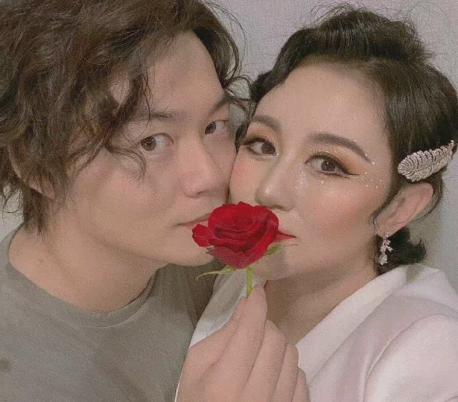 马丽晒照为许文赫庆祝父亲节甜蜜喊话孩儿他爸亲吻老公脸颊超甜