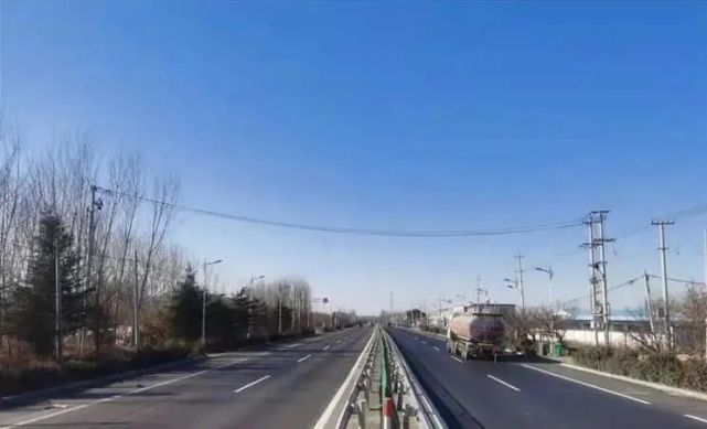 起点位于桃源河桥东,与g309青兰线(南泉至桃源河段)改建工程终点相接