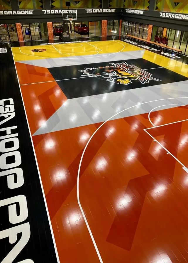 帝亚馆不仅在软装氛围上将江苏龙的球队元素融入,更是在地板的设计上