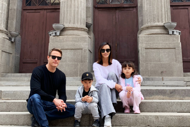 马雅舒晒全家福为老公过节,子女为爸爸手绘贺卡,米娅爱登混血颜值高