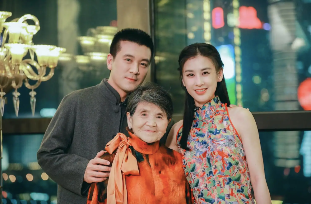 黄圣依杨子穿古装直播卖内裤惹争议网友调侃豪门是卖货赚来的