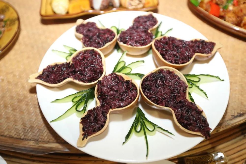 的拉祜族美食烤茶和烧酒(水酒)在拉祜人的日常生活中也随处可见end