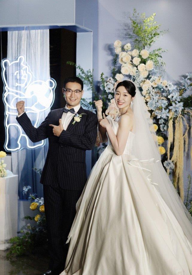 中国女排名将大婚:张常宁现身祝贺,惠若琪留言祝福_腾讯新闻