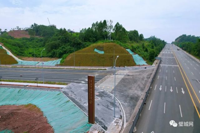 ▼黛山大道处的重庆中医药学院指示牌已修建好重庆中医药学院项目楼顶