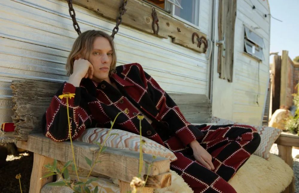 《怪奇物语》001号杰米·坎贝尔·鲍尔杂志大片_腾讯新闻