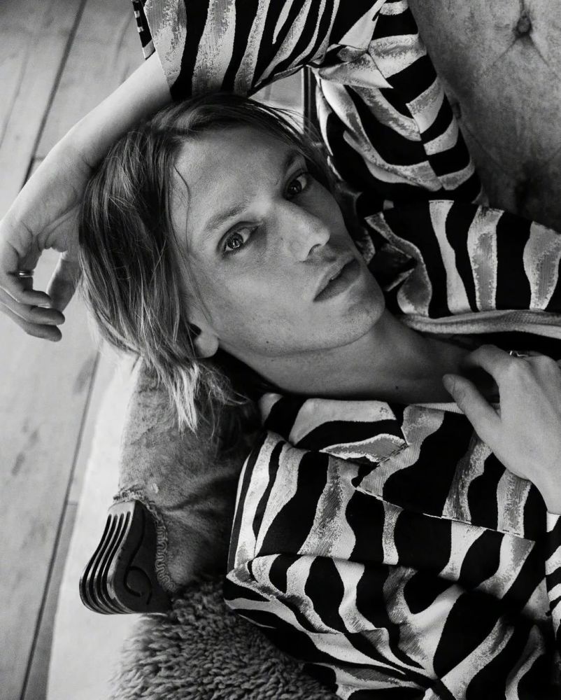 《怪奇物语》001号杰米·坎贝尔·鲍尔杂志大片_腾讯新闻