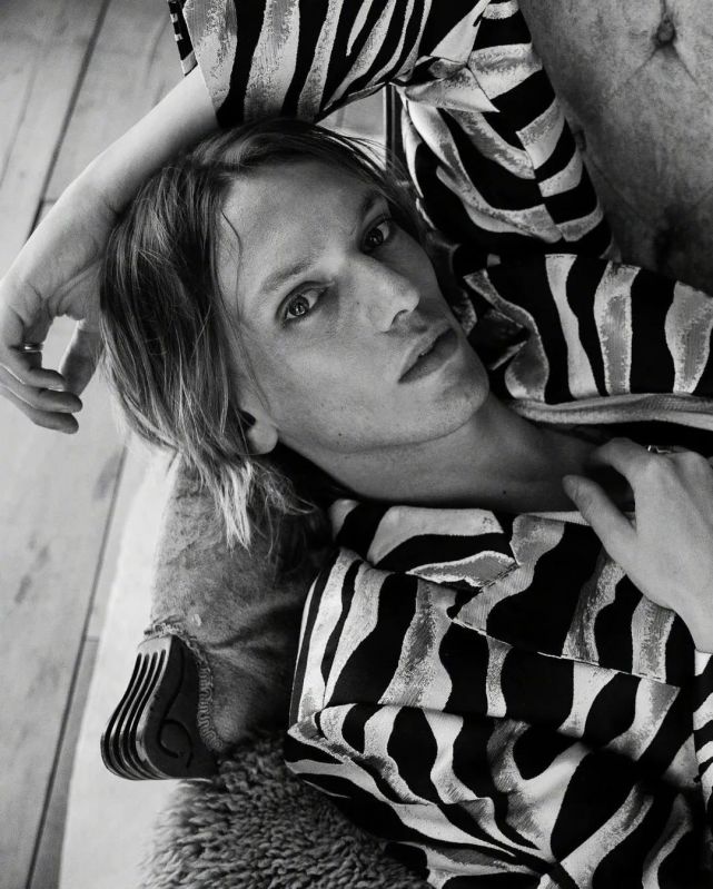 怪奇物语001号杰米坎贝尔鲍尔杂志大片