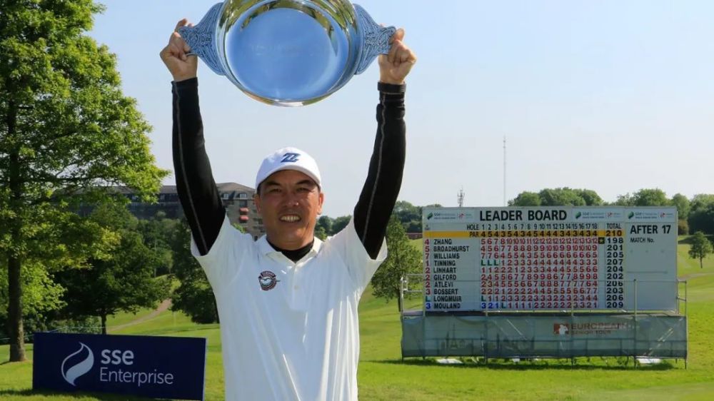 这不由让人又想起了老虎·伍兹和他的儿子—2019年美国大师赛夺冠后