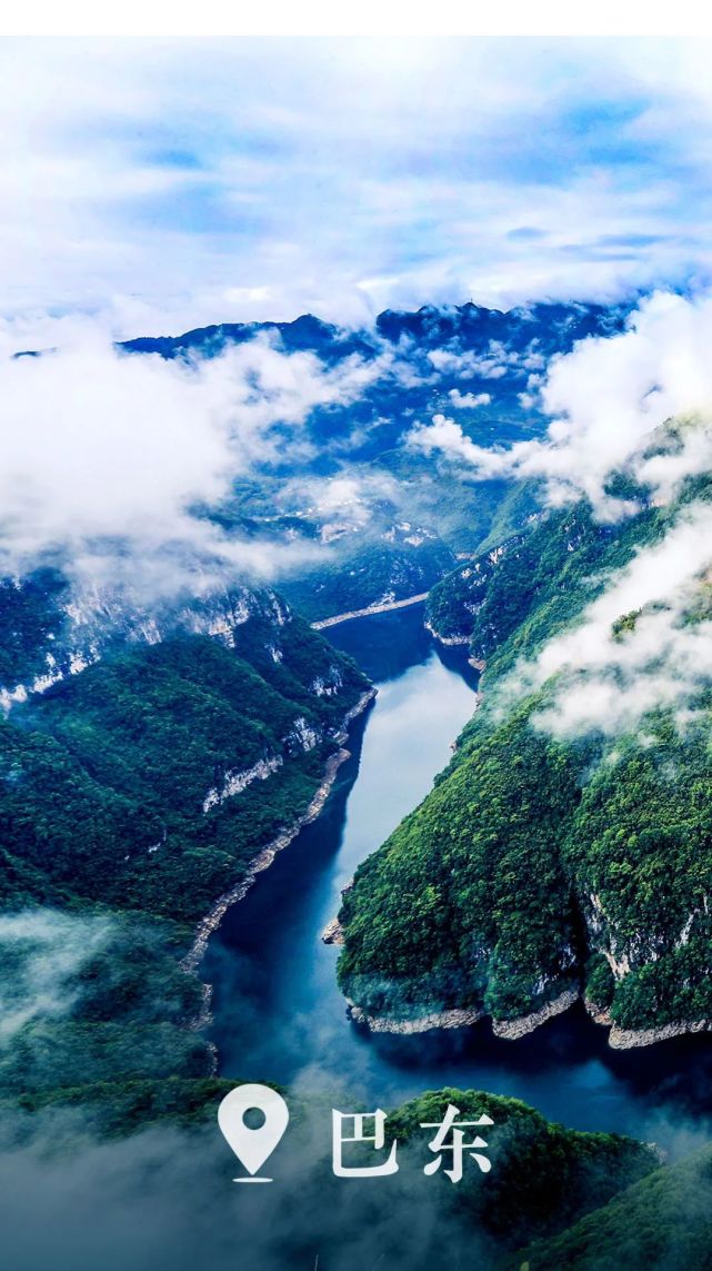 即从巴峡穿巫峡,便下襄阳向洛阳.群山万壑赴荆门,生长明妃尚有村.