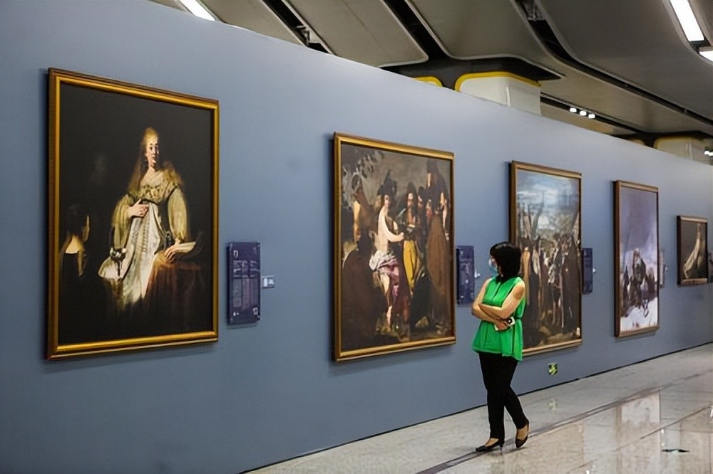 坐地铁赏名画 成都的这个画展有点儿不一般_腾讯新闻