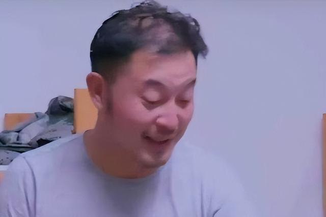 但人到中年的沙溢,却难逃"中年秃顶"的魔咒,之前在某综艺节目中,他