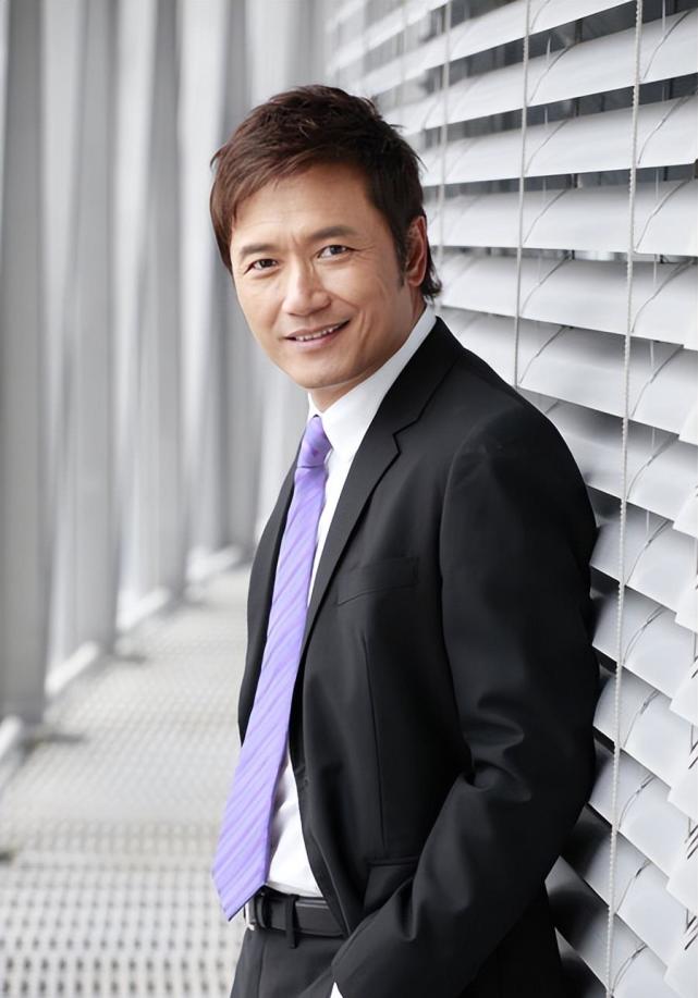 苗侨伟近况曝光喜迎64岁生日与女儿游湖一家四口疑定居加拿大