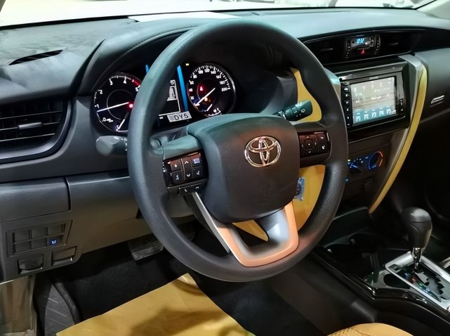 柴油四驱外观强硬2023款丰田穿越者到港比普拉多霸气