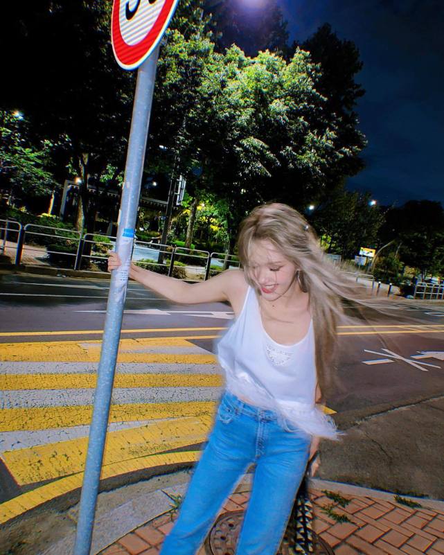 年轻富裕,21岁韩国女星somi,晒4亿韩元跑车,秀出金发苗条身材_腾讯