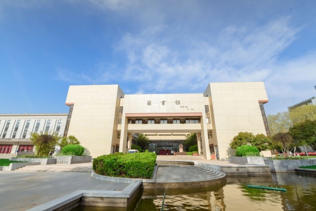 华中科技大学图书馆.