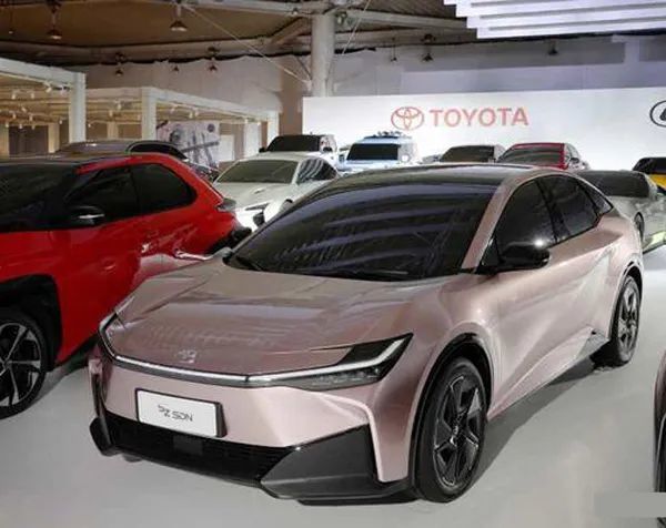 丰田和比亚迪合作“开花结果”，首款电动车专利图曝光，悬挂丰田标