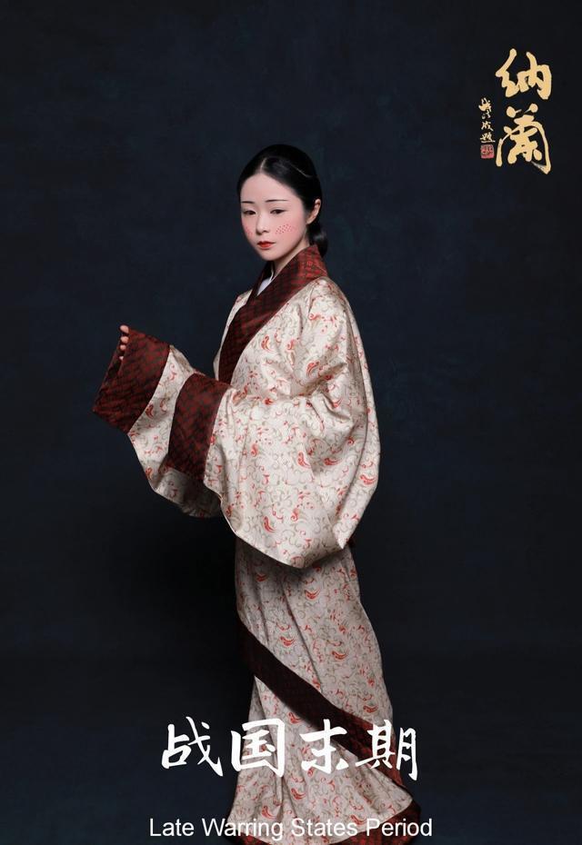 春秋战国时期的妆容主要是以淡雅的妆容为主,当时的社会崇尚的是以德