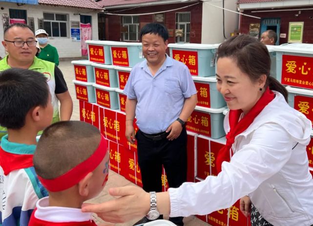 七一前夕哈纳斯宁夏马斯特置业有限公司进山送暖