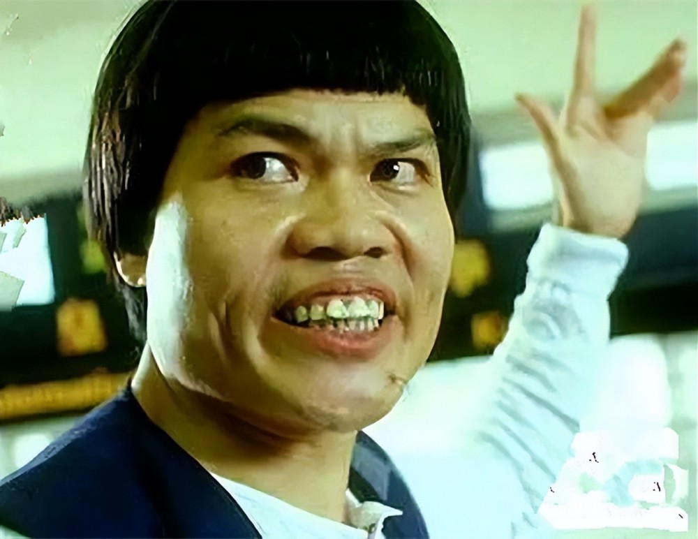 港星八两金长居内地!戴5件金器出镜显阔气,27岁儿子被赞很帅气插图8