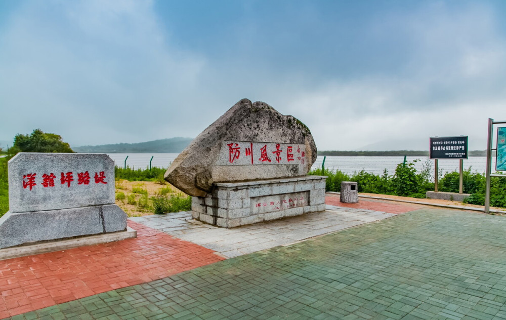 防川景区距离珲春市区略远,游客一般需要包车或拼车前往.