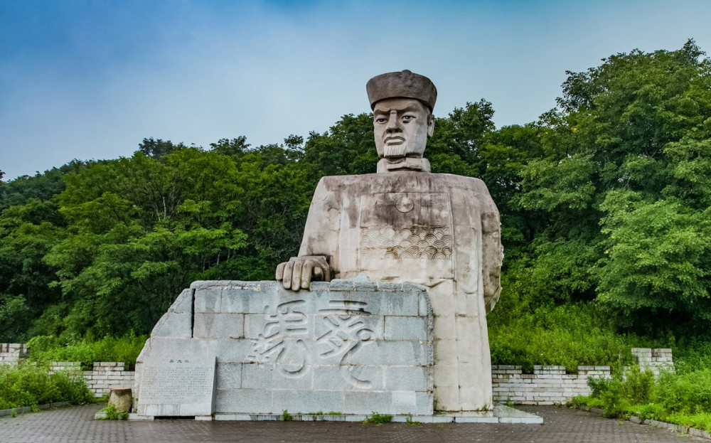 在沙草峰下有一座塑像,这便是防川一日游的下一个景点—吴大澂雕像