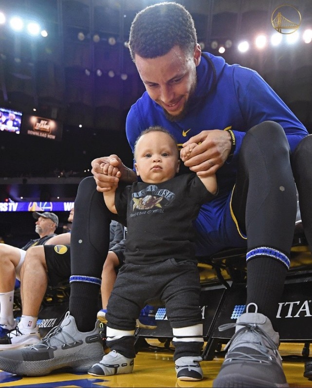 勇士官方晒库里与卡侬合影:mvp 超级英雄 父亲!_腾讯新闻