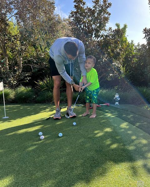 超级英雄!勇士官方祝贺库里节日快乐 阿耶莎晒全家福:地球上的天使_腾