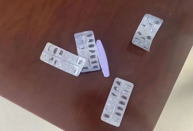 女子吞50多片安眠药自杀德州民警破窗救人