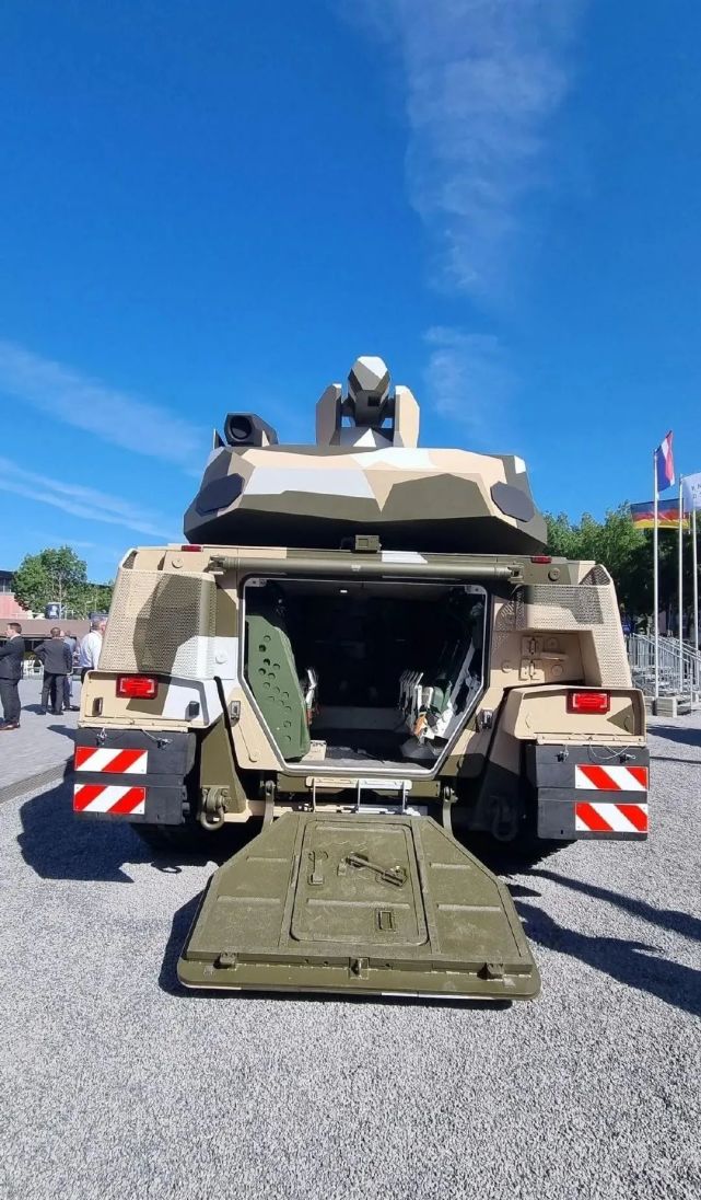 可见,kmw推出的履带式拳师犬装甲车设计思想是很独特的,模块化扩展也