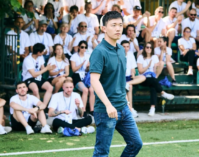 张康阳蹬三轮上班显寒酸!2000万超跑不开了?谈妥卢卡库交易