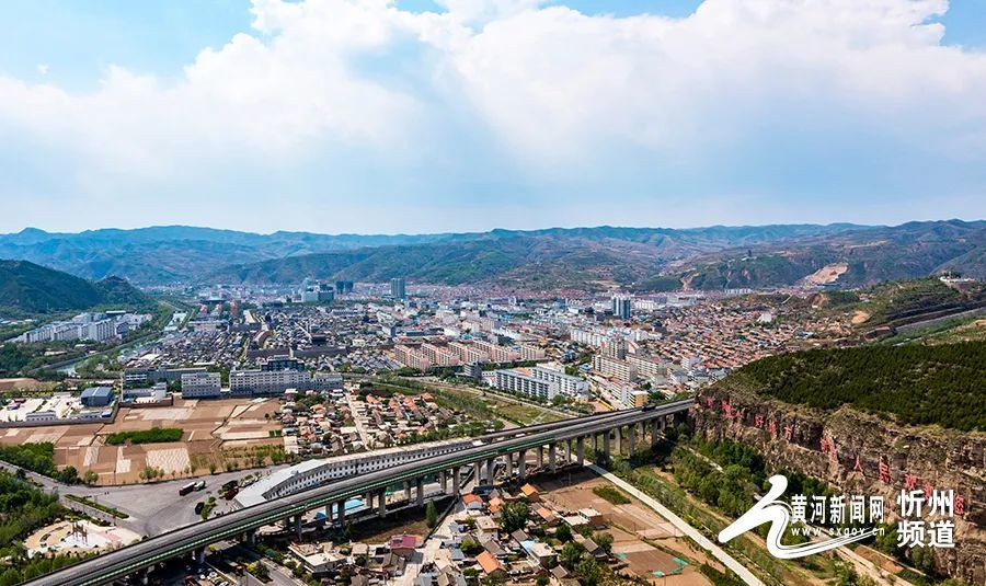 大美山西航拍六月岢岚一城山水满城绿