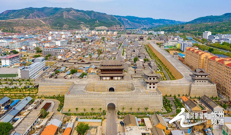 大美山西航拍六月岢岚一城山水满城绿