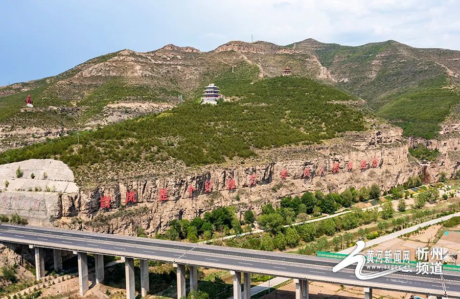 我们用航拍的视角,带你飞跃岢岚.这里四面皆山,大山与县城相互交织.