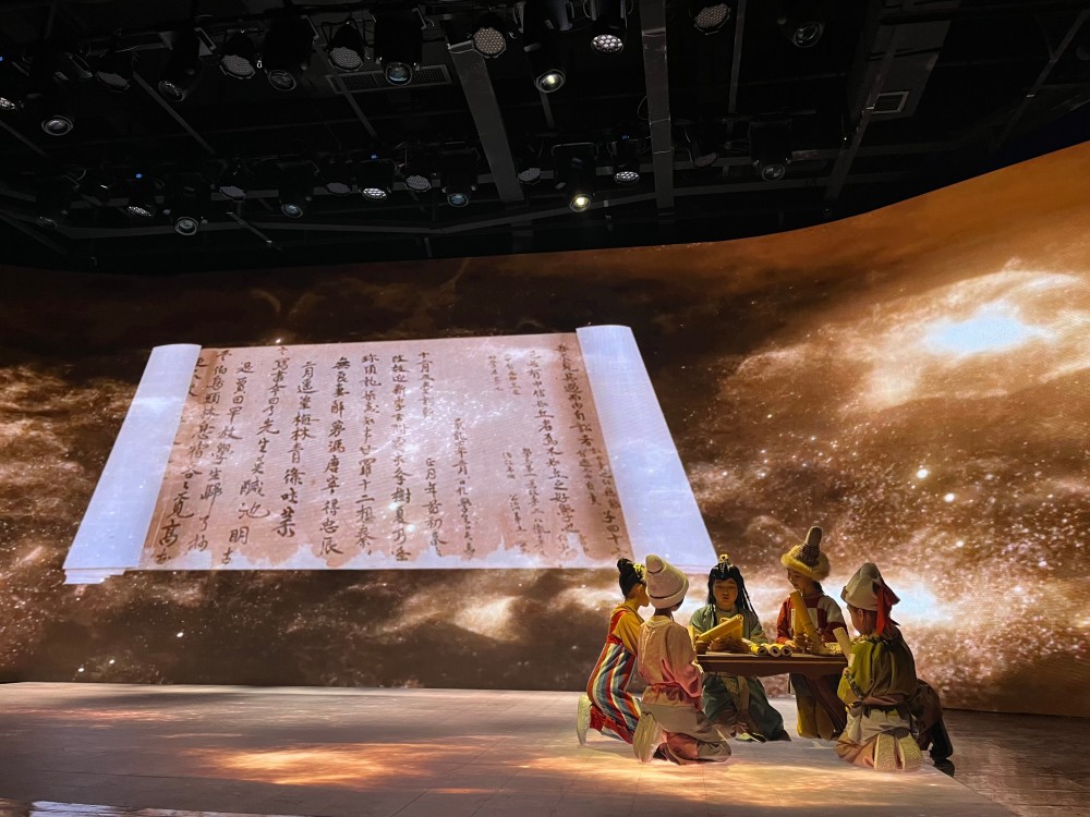 新疆博物馆沉浸式体验厅正式对公众开放舞台剧千年之语复活文物故事